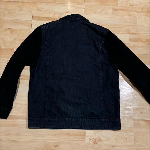 Dark wash volcom denim jean jacket with contrast sleeves and snap buttons - Picture 2 of 6